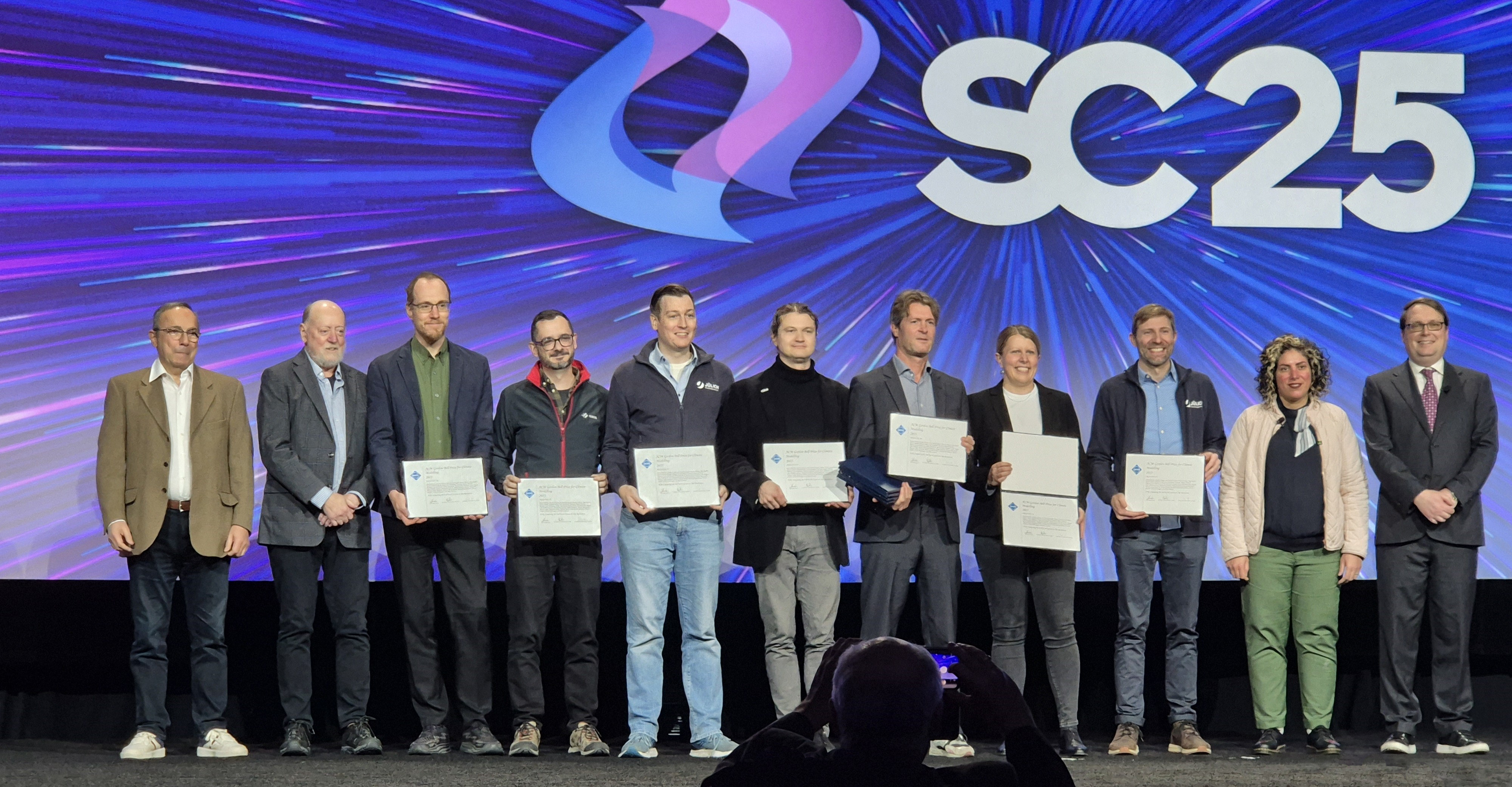 Representatives of the research team from MPI-M, DKRZ, JSC, ETH Zurich, the Swiss National Supercomputing Centre, the University of Hamburg, and NVIDIA accepting the Gordon Bell Prize for Climate Modelling at the SC25. © DKRZ